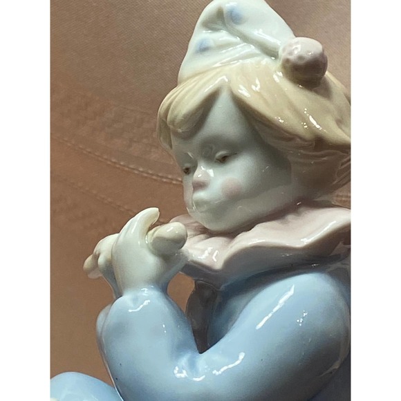 Porcelain Clown w Dog and Flute 6½" Figurine and Music Box Plays “Feelings” - Picture 11 of 16